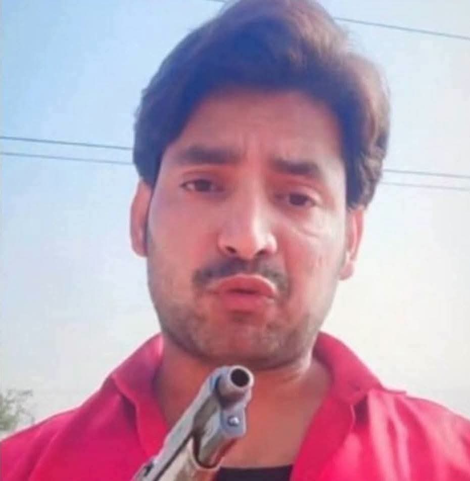 mrity45's tweet photo. आनंद मोहन भी सता के खिलाफ बगावत में हथियार उठाया और भरत तिवारी भी। आनंद मोहन भी क्रांतिकारी थे और भरत तिवारी  भी। लेकिन आनंद मोहन के समय Lalu Prasad Yadav  सीएम  थे जो क्रांति और अपराध कें अंतर को समझते थे। लालू प्रसाद यादव सता से बगावत और अपराध के बीच अंतर समझते थे इसलिए आनंद मोहन हमारे बीच हैं।  लालू प्रसाद यादव कभी भी लालू सरकार के विरोधियो का एनकाउंटर नही करवाया न जेल भेजवाया क्योकि वे कायर और डरपोक तथा सत्तालोलुप नही थे।लालू प्रसाद यादव सरकार में आनंद मोहन,प्रभू नाथ सिंह, दिग्विजय सिंह, बिजय कृष्ण सहित दर्जनो विरोधी बाहर थे खुलेआम लालू का विरोध करते थे। एनडीए की नीतिश सरकार बनी फिर भी ऐसा नहीं हुआ आनंद भी क्रांति के लिए कभी सशस्त्र क्रांति का नायक थे। लालू प्रसाद यादव और  नीतीश कुमार होने के लिए विष पिना होगा शंकर जी की तरह जो सता के खिलाफ उठने वाले आवाज को कभी दबाया नही न कुचला बल्कि आवाज को गुजने दिया।