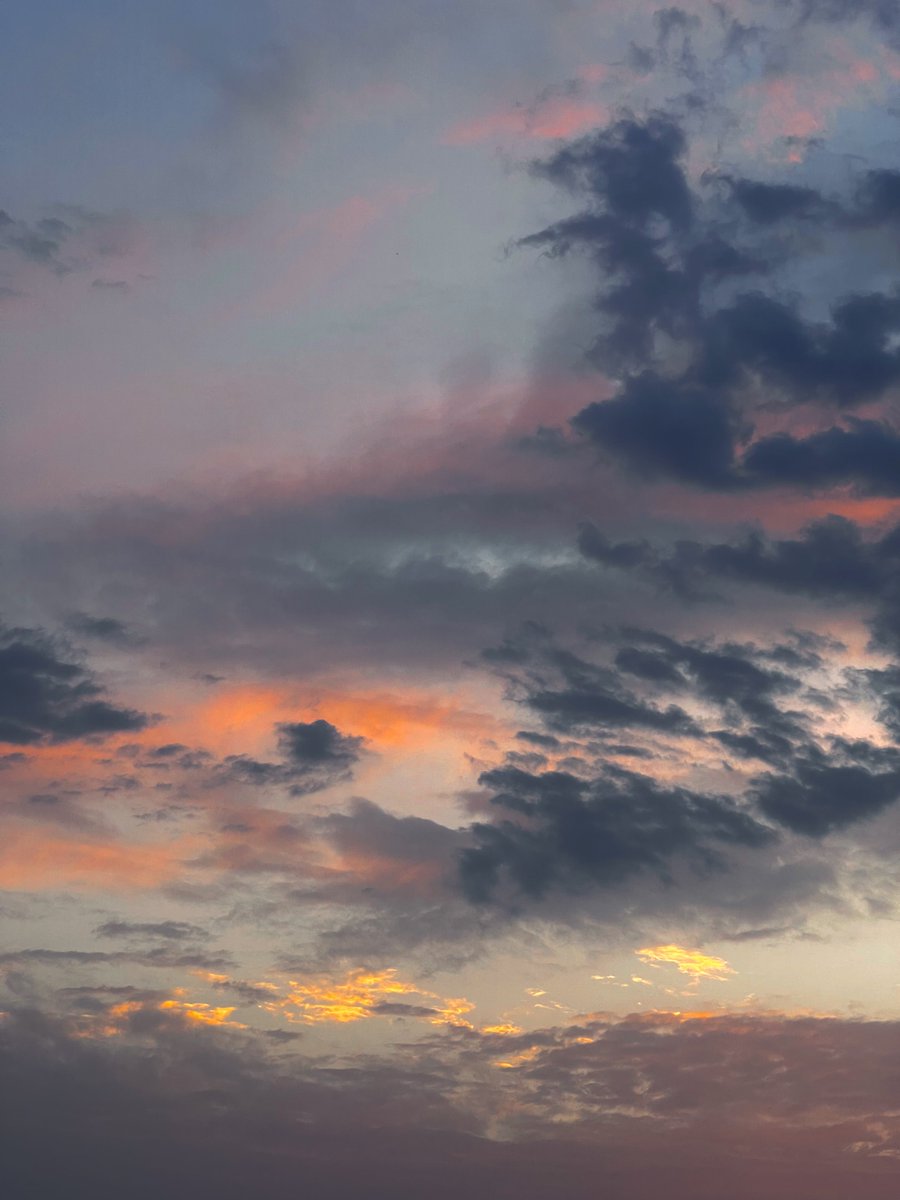 mansebanjaran's tweet photo. moon and hues https://t.co/J98HNmJTk3