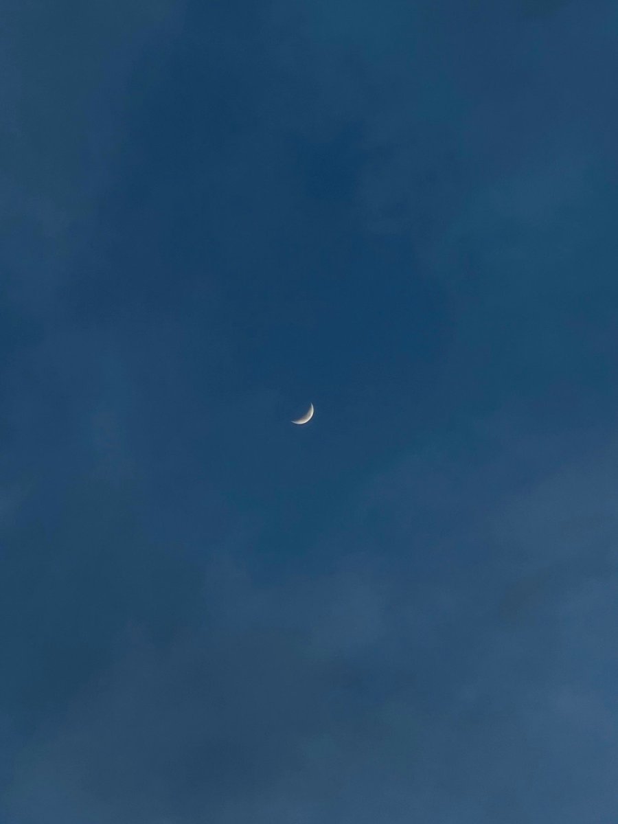 mansebanjaran's tweet photo. moon and hues https://t.co/J98HNmJTk3