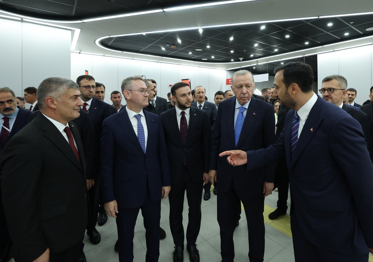 eminkaankaya's tweet photo. Cumhurbaşkanımız Sayın Recep Tayyip Erdoğan’ın teşrifleriyle gerçekleştirilen Halkalı–İstanbul Havalimanı Metro Hattı Açılış Töreni’ne katılım sağladık.

İstanbul’umuzun ulaşım altyapısına güç katacak, vatandaşlarımızın hayatını kolaylaştıracak ve şehrimizin geleceğine değer katacak bu önemli yatırımın hizmete alınmasına hep birlikte şahitlik ettik.

Eser ve hizmet siyaseti anlayışıyla hayata geçirilen her yatırım, Türkiye Yüzyılı hedeflerimize atılan güçlü adımlardan biridir. 

Halkalı–İstanbul Havalimanı Metro Hattı’nın İstanbul’umuza, İlçemize ve aziz milletimize hayırlı olmasını diliyor; bu büyük eserin şehrimize kazandırılmasında emeği geçen başta Cumhurbaşkanımız Sayın Recep Tayyip Erdoğan olmak üzere emeği geçen herkese teşekkür ediyoruz. 🇹🇷🚇