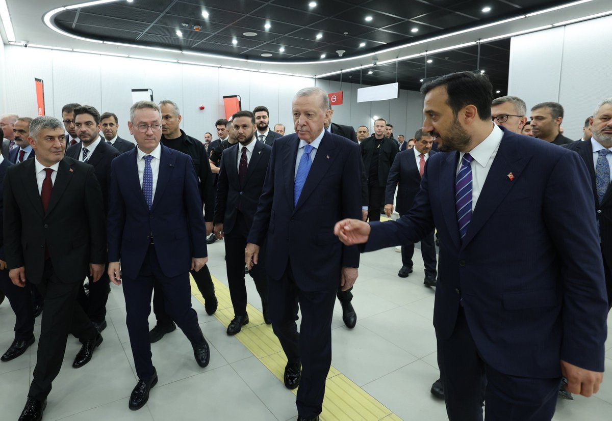 eminkaankaya's tweet photo. Cumhurbaşkanımız Sayın Recep Tayyip Erdoğan’ın teşrifleriyle gerçekleştirilen Halkalı–İstanbul Havalimanı Metro Hattı Açılış Töreni’ne katılım sağladık.

İstanbul’umuzun ulaşım altyapısına güç katacak, vatandaşlarımızın hayatını kolaylaştıracak ve şehrimizin geleceğine değer katacak bu önemli yatırımın hizmete alınmasına hep birlikte şahitlik ettik.

Eser ve hizmet siyaseti anlayışıyla hayata geçirilen her yatırım, Türkiye Yüzyılı hedeflerimize atılan güçlü adımlardan biridir. 

Halkalı–İstanbul Havalimanı Metro Hattı’nın İstanbul’umuza, İlçemize ve aziz milletimize hayırlı olmasını diliyor; bu büyük eserin şehrimize kazandırılmasında emeği geçen başta Cumhurbaşkanımız Sayın Recep Tayyip Erdoğan olmak üzere emeği geçen herkese teşekkür ediyoruz. 🇹🇷🚇