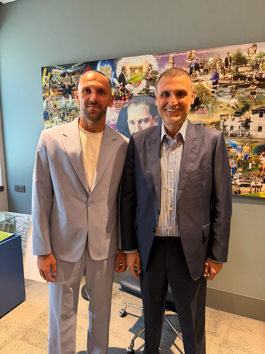 FatihBilfen's tweet photo. Ailemize tekrardan hoşgeldin Vedat Muriqi… 💛💙

@MuriqiVedat #Fenerbahçe https://t.co/4HTEN1QAZa