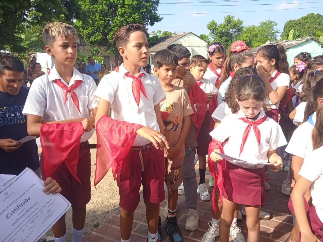 LimaPrimaria's tweet photo. Con #HonorHolguinero realizaron nuestros educandos el cambio de atributos en homenaje a Fidel, Maceo y Che https://t.co/iYzAlpWnQ2