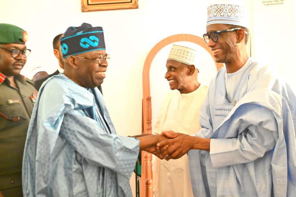 LimanTurawa's tweet photo. Shugaban ƙasa @officialABAT yana gaisawa da manyan jami'an gwamnati bayan gabatar da sallar Juma'a a yau a masallacin fadar shugaban ƙasa dake Abuja. https://t.co/CdrLStNU6m