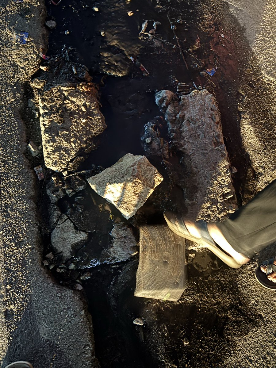 bhelpinghands12's tweet photo. @GHMCOnline Dear Sir/Madam, Drain Manhole cover is completely damaged and kids shoes stucked in it while walking.  Please have it replaced.  
Location: Rajpal Ration Shop, Banjari Darwaza Golconda.  Mob. +91 6303-849133 https://t.co/SDQ856gfEO