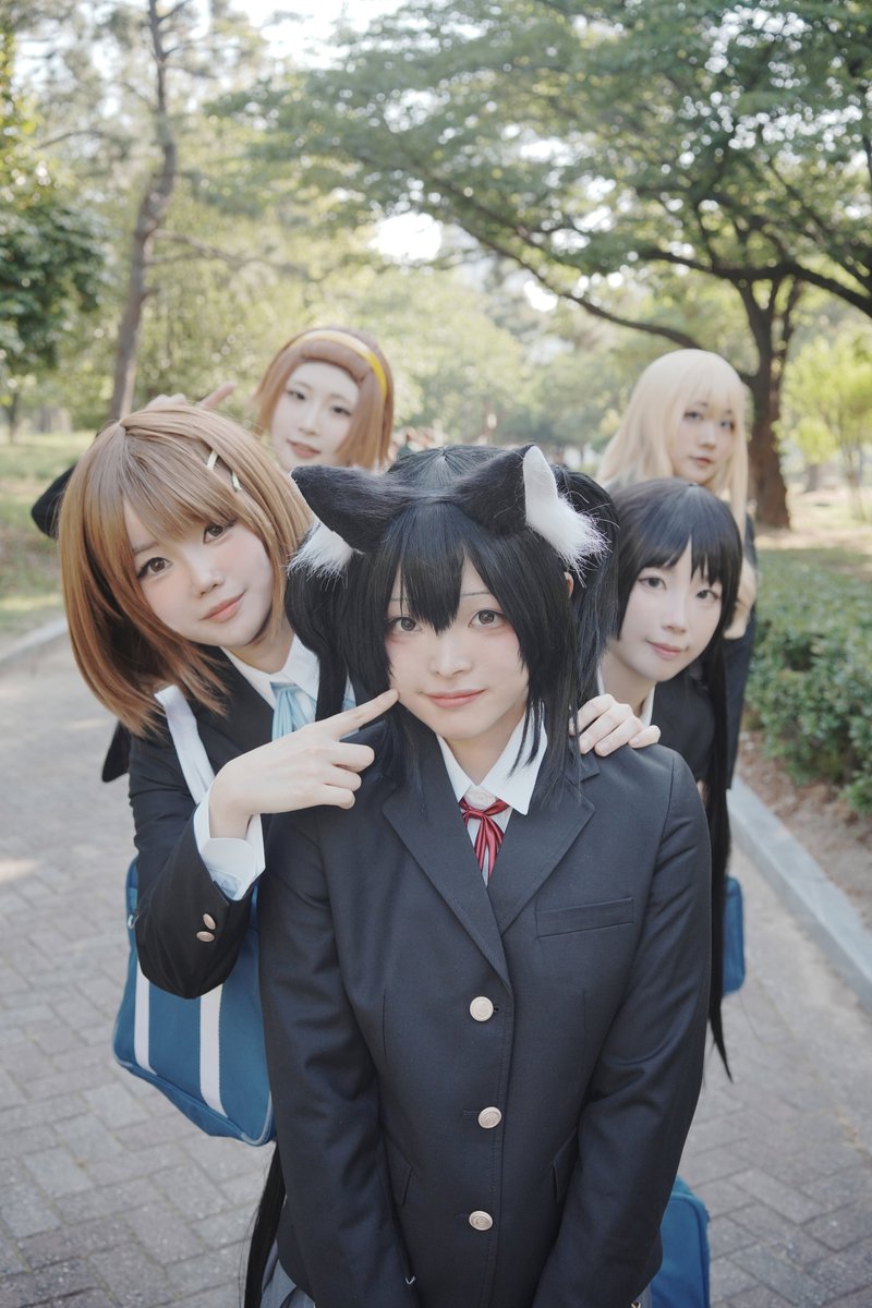 Yeonha_cosplay's tweet photo. ⚠️코스프레⚠️
K-ON! (케이온!)

でもね、あえたよ！　すてきな天使に
卒業は終わりじゃない
これからも仲間だから

🎸 유이 @oktoku_9  
🪕 미오 @b__ling_ling
🥁 리츠 @Fuuuu_rin
🎹 츠무기 @ssoya_HxM
🎸 아즈사 @Yeonha_cosplay 

📸 사진 @chlskfk100
 
#케이온 #k_on #けいおん https://t.co/oZd03crk9N