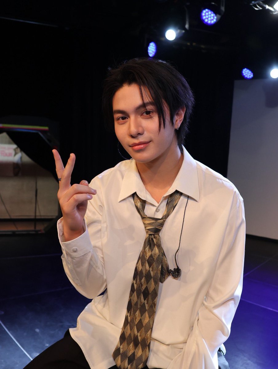 loving_fictions's tweet photo. Just realised William is wearing a tie to match Est's shirt 😭😭💔

They do everything as a couply 😭🤏

#WilliamEstFMinFrankfurt
#WilliamEst #วิลเลี่ยมเอส https://t.co/u8xl3yb72C
