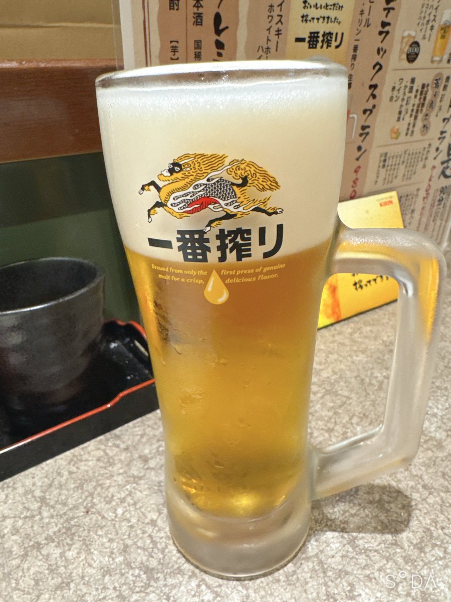applemidrin's tweet photo. 麻雀負け申したが、仕事立て込んだ金曜乗り越えてクタクタなので労います🍻
今日も何切るはむずい。 https://t.co/sYMzZfD6BU