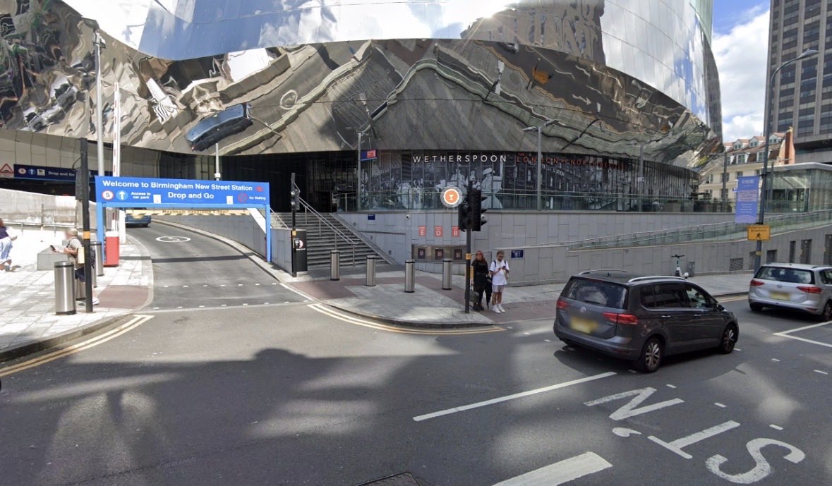 NetworkRailBHM's tweet photo. ⛔️ Due to the police management of an event in the city tomorrow, the drop and go will be closed from 11.30am to around 1pm. 

🔁 An alternative drop off location will be on Smallbrook Queensway. 

🚉 Onward travel arrangements are currently being finalised with trams and buses. https://t.co/zaiRRqXTsu