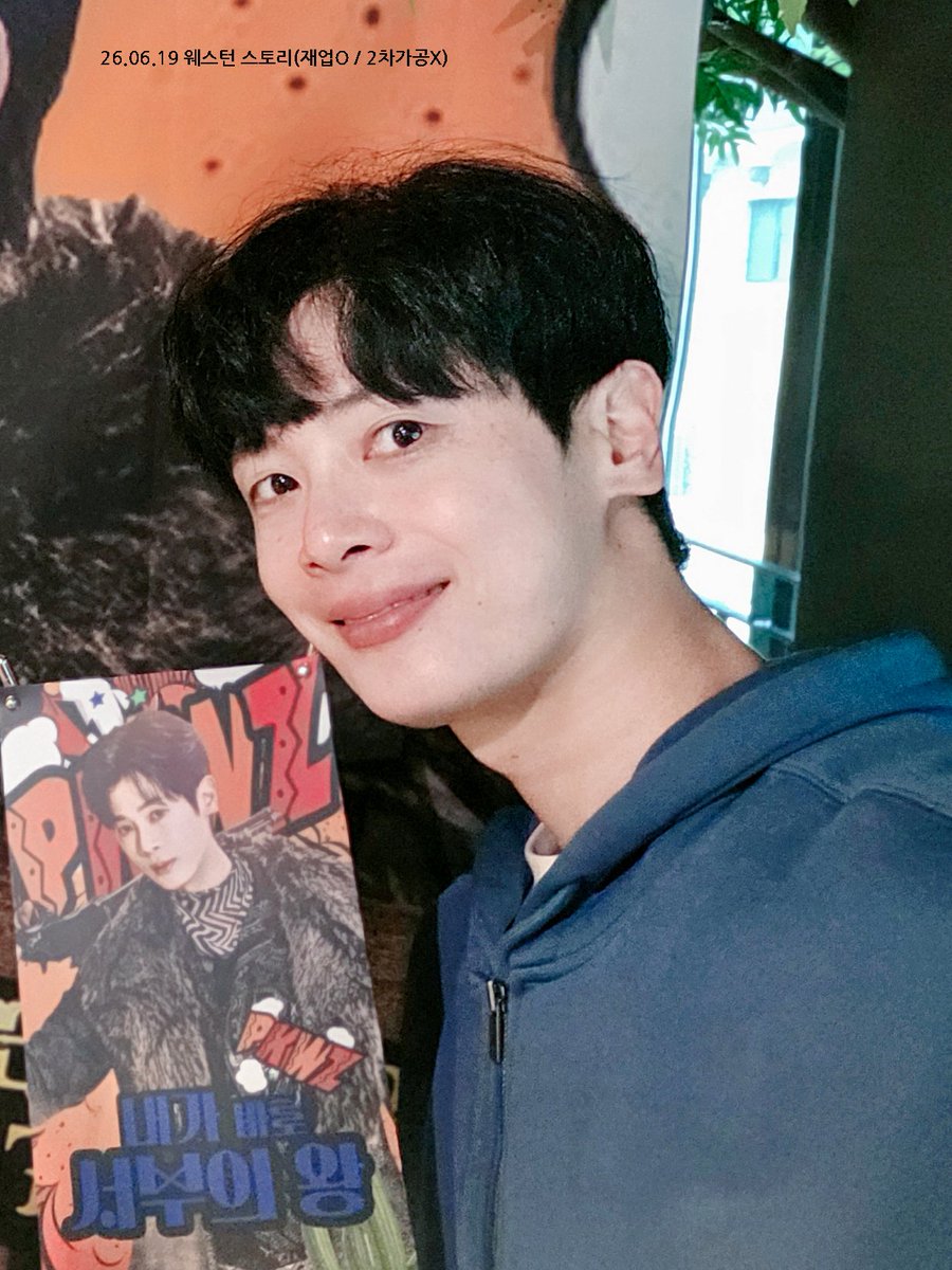 Gypsy121712's tweet photo. 🔫내가 바로 주인공!🔫
260619 웨스턴 스토리 서포트

서부의 왕으로 돌아오실 박규원 배우님을 응원하며 식당 서포트를 준비했습니다.
흐린 여름 하늘에 쓴 편지에도 참석해주신 배우님들, 스태프님들께 감사드립니다.
모두들 맛있게 드셨기를 바라며, 기대해 규빌리의 웨스턴 스토리!🌵 https://t.co/moV5dYoe7K