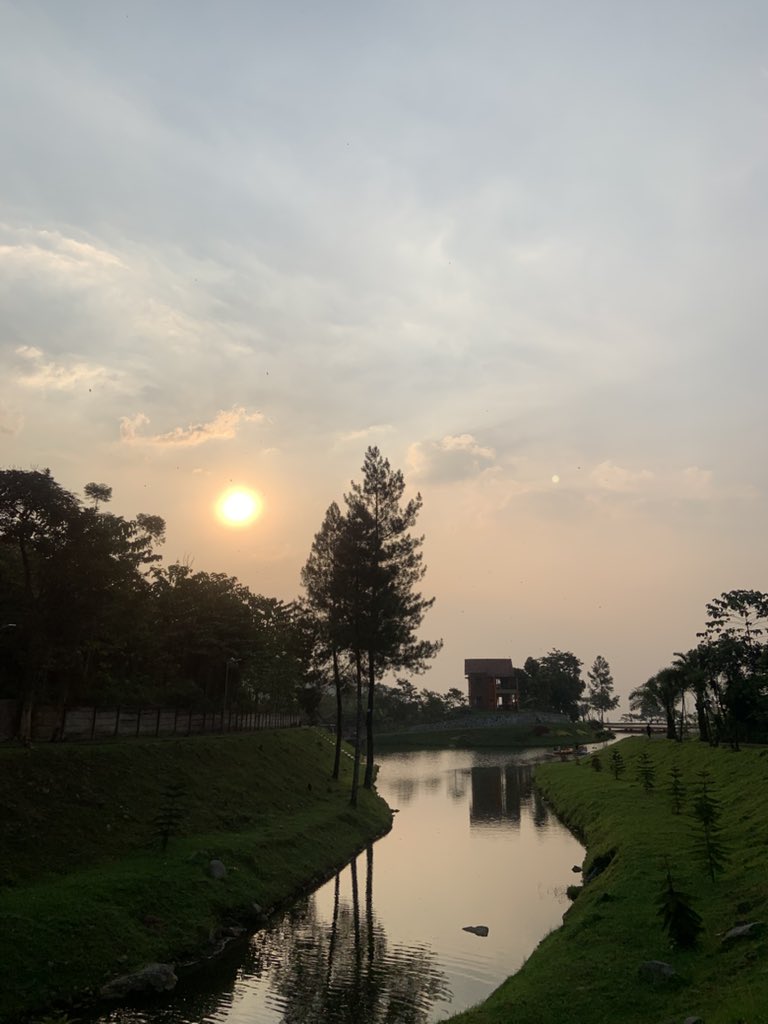 AMEYl's tweet photo. take a walk 🍃 https://t.co/nusv0NSoIz