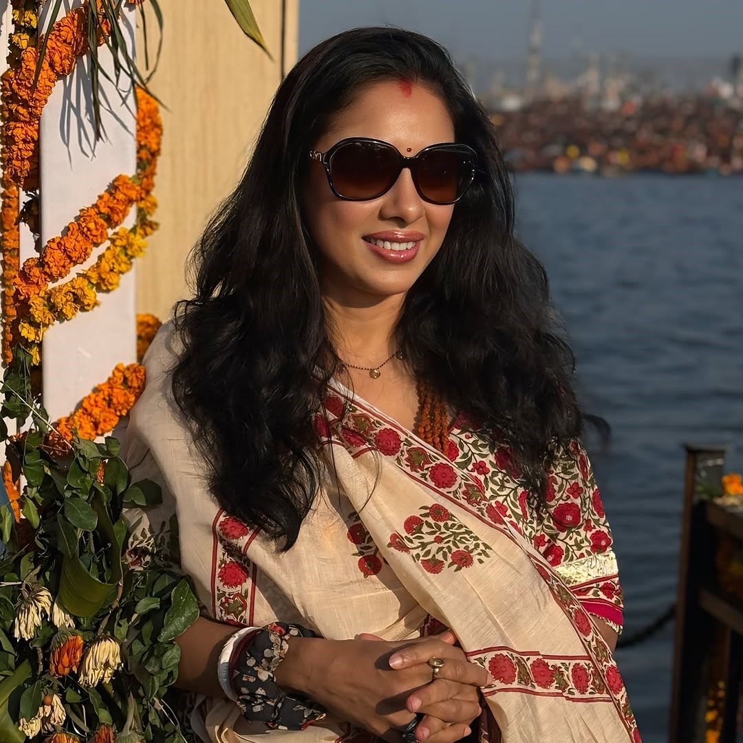54Rups's tweet photo. Maine sajde mein jo maanga tha kabhi,
Shayad us dua ka jawab ho tum.
Rab ko dekha to nahi maine,
Magar uski sabse khoobsurat kitaab ho tum..." 🤍
@TheRupali 
#rupaliganguly #anupamaa https://t.co/bgW28Hvy4q