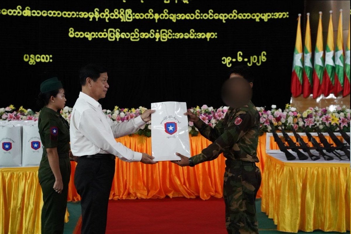 MrJune66's tweet photo. အလယ်ပိုင်းတိုင်းစစ်ဌာနချုပ် ရန်အောင်မြင်ခန်းမ၌ ဥပဒေဘောင်အတွင်း ပြန်လည်ဝင်ရောက်လာကြသည့် မန္တလေးတိုင်းဒေသကြီးအတွင်းရှိ မြို့နယ်အသီးသီးမှ အလင်းဝင်ရောက်လာသူ အမျိုးသား ၃၃၈ ဦးနှင့် အမျိုးသမီး ၃၈ ဦး၊ စုစုပေါင်း ၃၇၆ ဦးအား ကြိုဆိုသည့် အခမ်းအနားကို ကျင်းပခဲ့သည်။ https://t.co/5GhUoq2Ktz
