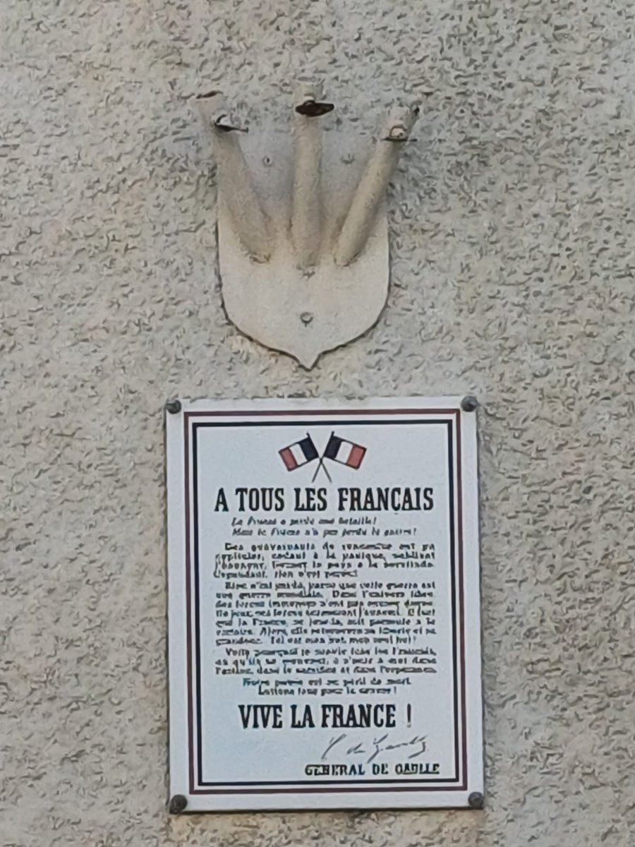 BaubryR's tweet photo. Ce 18 juin, j’étais représenté par ma suppléante, Chantal Alex, lors de la cérémonie à Châteaurenard en hommage au général de Gaulle et à son appel historique.

Cet appel, lancé il y a plus de 80 ans, demeure un symbole puissant de courage, de résistance et d’attachement à la liberté. Il incarne l’esprit indomptable de la France face à l’adversité et continue de guider notre devoir de défense de la souveraineté nationale.

🌐https://t.co/Yunpj4CT2S

#Mémoire #Histoire