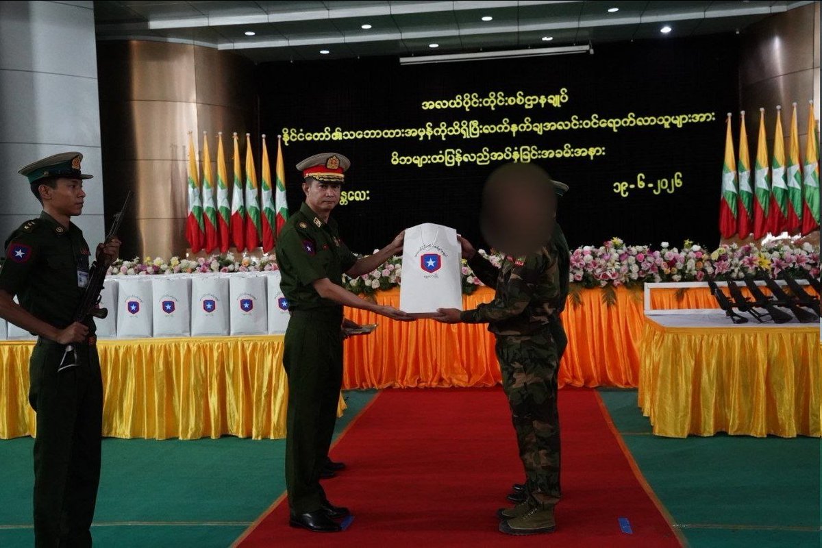 MrJune66's tweet photo. အလယ်ပိုင်းတိုင်းစစ်ဌာနချုပ် ရန်အောင်မြင်ခန်းမ၌ ဥပဒေဘောင်အတွင်း ပြန်လည်ဝင်ရောက်လာကြသည့် မန္တလေးတိုင်းဒေသကြီးအတွင်းရှိ မြို့နယ်အသီးသီးမှ အလင်းဝင်ရောက်လာသူ အမျိုးသား ၃၃၈ ဦးနှင့် အမျိုးသမီး ၃၈ ဦး၊ စုစုပေါင်း ၃၇၆ ဦးအား ကြိုဆိုသည့် အခမ်းအနားကို ကျင်းပခဲ့သည်။ https://t.co/5GhUoq2Ktz