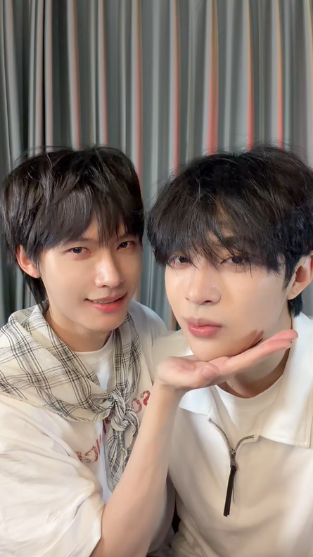 reilei0303's tweet photo. 直播お疲れ様でした！最終回の日で悲しくもあるけど今日もふたりのにこにこな姿見れて嬉しかった😭🤍🖤
#journeywithyou #汪敬涵  #唐比德 #wangjinghan #tangbide https://t.co/e7sp6oMNzL