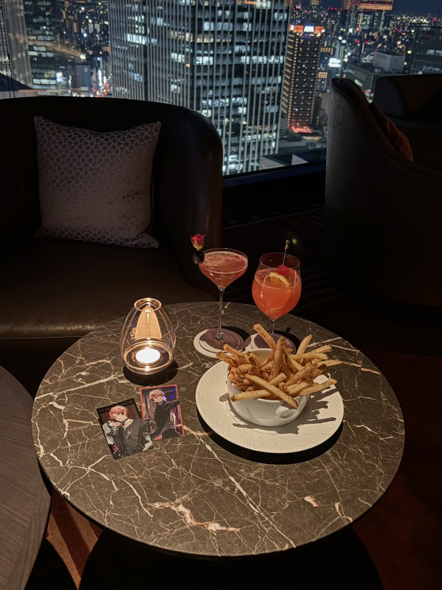 zen1geba_chan's tweet photo. 📍大阪ステーションホテル MAIN BAR

駅長室？みたいな扉から入ってえ、ここ？ってめちゃキョドりながら入ったオサレバー✨こちらも暖色男たちദ്ദി＞ᴗ＜)🎀✧ https://t.co/HmrSSR64Yz