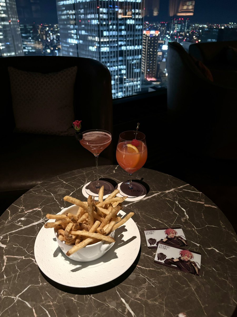 zen1geba_chan's tweet photo. 📍大阪ステーションホテル MAIN BAR

駅長室？みたいな扉から入ってえ、ここ？ってめちゃキョドりながら入ったオサレバー✨こちらも暖色男たちദ്ദി＞ᴗ＜)🎀✧ https://t.co/HmrSSR64Yz