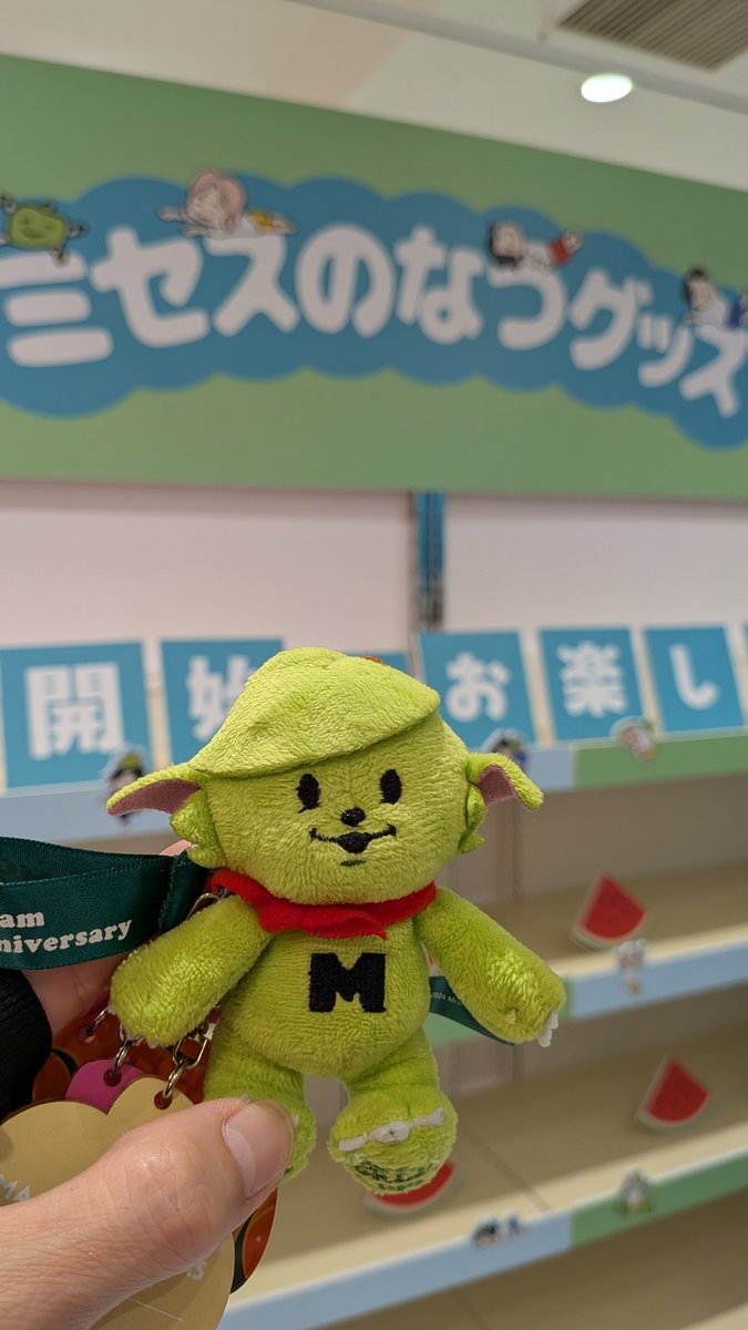 MGA5LOVE's tweet photo. @daidai_0706 だいだいちゃんこんばんミセス🍏
夏グッズの空っぽの棚と
７月１日から販売開始のお知らせと
LINEスタンプの大きいバージョンが飾られていました〜💕
ちょっとメメルが邪魔してる🤣 https://t.co/h8lfOpI5Am
