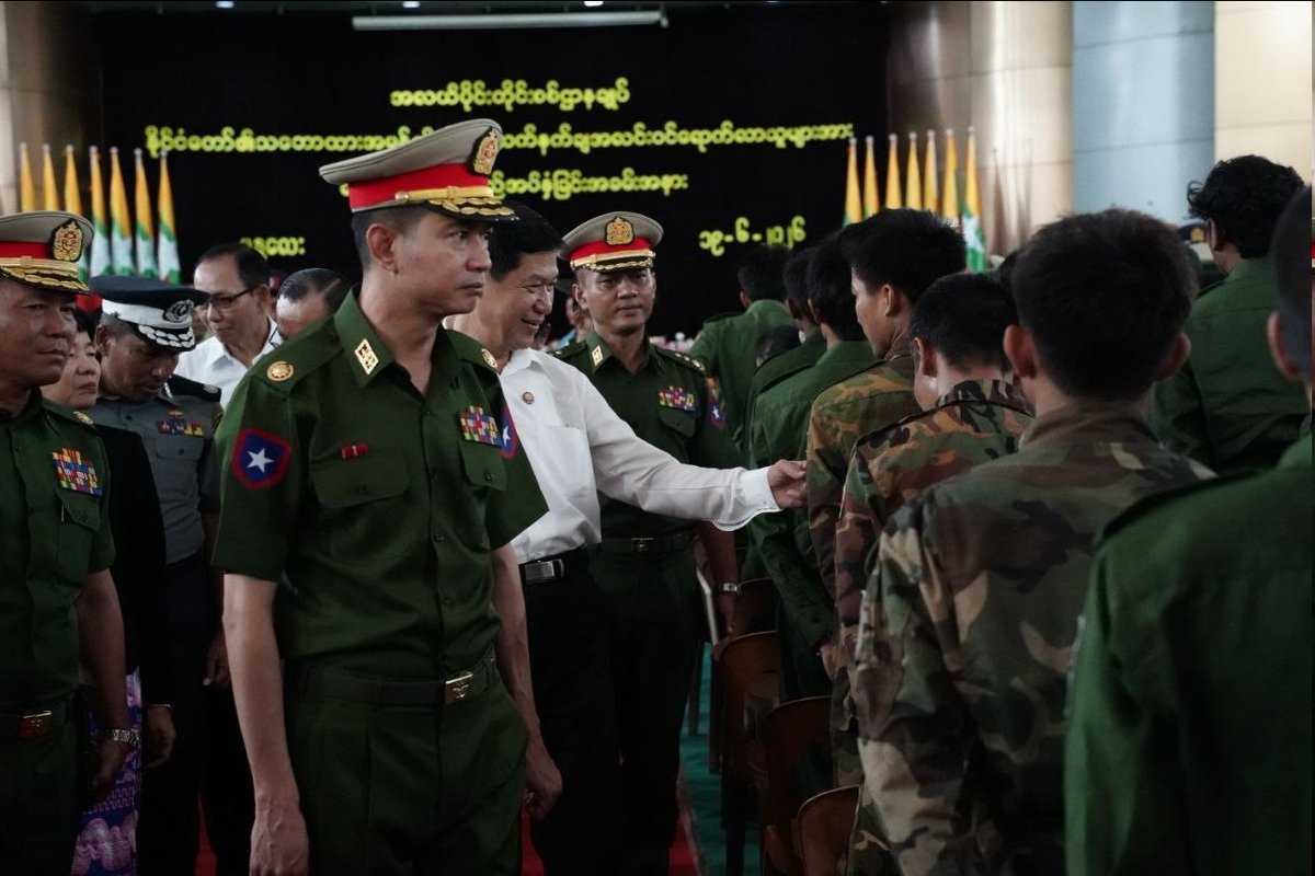 MrJune66's tweet photo. အလယ်ပိုင်းတိုင်းစစ်ဌာနချုပ် ရန်အောင်မြင်ခန်းမ၌ ဥပဒေဘောင်အတွင်း ပြန်လည်ဝင်ရောက်လာကြသည့် မန္တလေးတိုင်းဒေသကြီးအတွင်းရှိ မြို့နယ်အသီးသီးမှ အလင်းဝင်ရောက်လာသူ အမျိုးသား ၃၃၈ ဦးနှင့် အမျိုးသမီး ၃၈ ဦး၊ စုစုပေါင်း ၃၇၆ ဦးအား ကြိုဆိုသည့် အခမ်းအနားကို ကျင်းပခဲ့သည်။ https://t.co/5GhUoq2Ktz