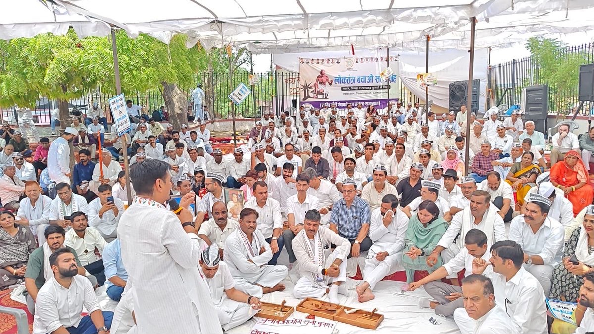 INCIndia's tweet photo. लोकतंत्र बचाओ सत्याग्रह | जयपुर 

राजीव गांधी पंचायती राज संगठन के राष्ट्रीय अध्यक्ष @SunilPanwarINC जी के नेतृत्व में सत्याग्रह आयोजित किया गया।

इस सत्याग्रह में राजस्थान PCC अध्यक्ष @GovindDotasra जी, नेता प्रतिपक्ष @TikaRamJullyINC जी, पूर्व विधानसभा अध्यक्ष @drcpjoshi जी समेत कांग्रेस के कई वरिष्ठ नेता शामिल हुए।

मोदी सरकार में लगातार लोकतंत्र और संविधान पर हमला हो रहा है, लेकिन हम इसकी हर कीमत पर रक्षा करेंगे और अन्याय के खिलाफ आवाज उठाते रहेंगे।

📍  राजस्थान