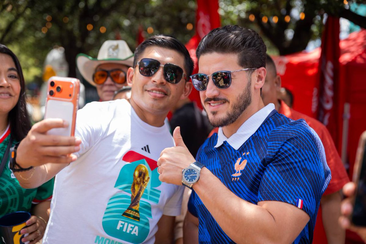 dreyesmty's tweet photo. El Gobernador @samuel_garcias dijo que se pondría en "modo party" durante un mes... y eso sí lo está cumpliendo: juegos del Mundial en CDMX, Monterrey y Guadalajara, visitas a las selecciones, cabalgata, conciertos, bailes, convivios, paseos a pie o en turibús... https://t.co/b404TDTGmJ