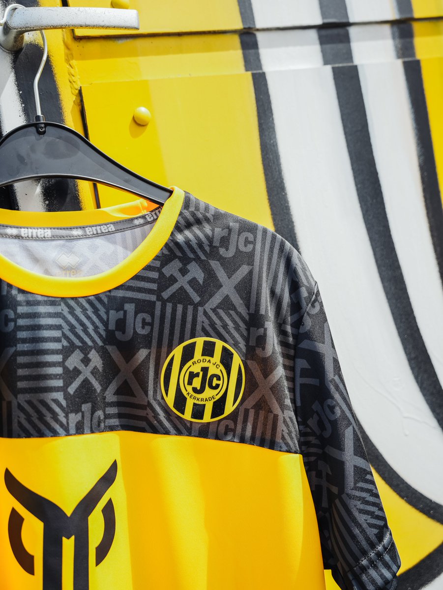 RodaJCKerkrade's tweet photo. Vanaf zondag op het trainingsveld, vanaf 1 juli in de Fanshop ⚒️
Wat vinden jullie ervan Koempels? https://t.co/CTLcyQ0gqL