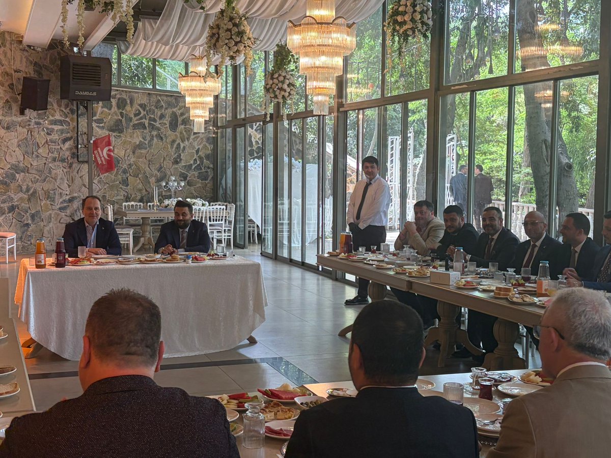 ekrem_tuncer's tweet photo. Yeniden Refah Partisi İstanbul Başkanlık divanı olarak; Genel Başkanımız Dr. Fatih ERBAKAN’ı misafir ettik. 

İstanbul vizyonumuzu geniş bir dairede değerlendirme fırsatı bulduğumuz verimli bir toplantı oldu. 

#istanbul için #refah vakti! https://t.co/JMtKdjd7we