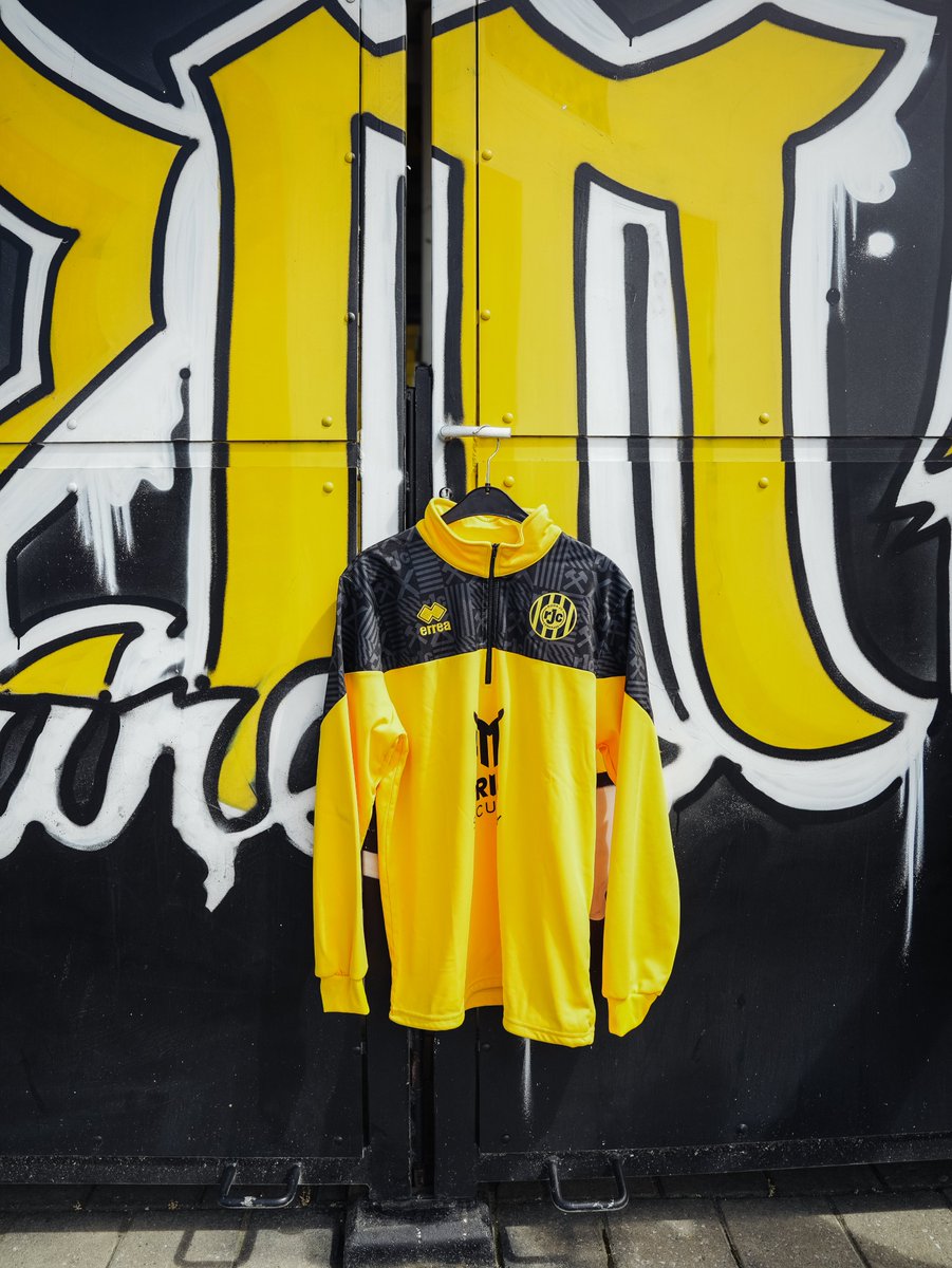 RodaJCKerkrade's tweet photo. Vanaf zondag op het trainingsveld, vanaf 1 juli in de Fanshop ⚒️
Wat vinden jullie ervan Koempels? https://t.co/CTLcyQ0gqL