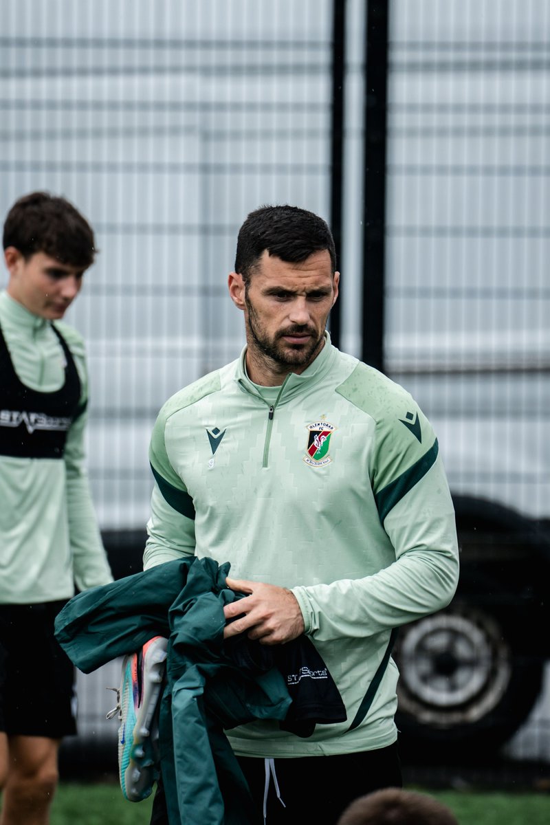 Glentoran's tweet photo. Pat Hoban 💪 

Back in training after realising the Glider doesn't go as far as Paraguay. 🚍️ 🇵🇾 

#COYGlens https://t.co/gDo0KRHmJU