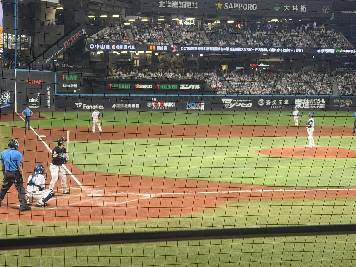 xHo_oAo's tweet photo. 今日もエスコン行ってまいりました！
初バックネット裏。ダイヤモンドクラブシート体験してきて、とても感動。
ご飯美味しすぎ！！！迫力やばすぎ！！
幸せでございました⚾️💙

#lovefighters
#ドミれ https://t.co/vCVzs2sA3b