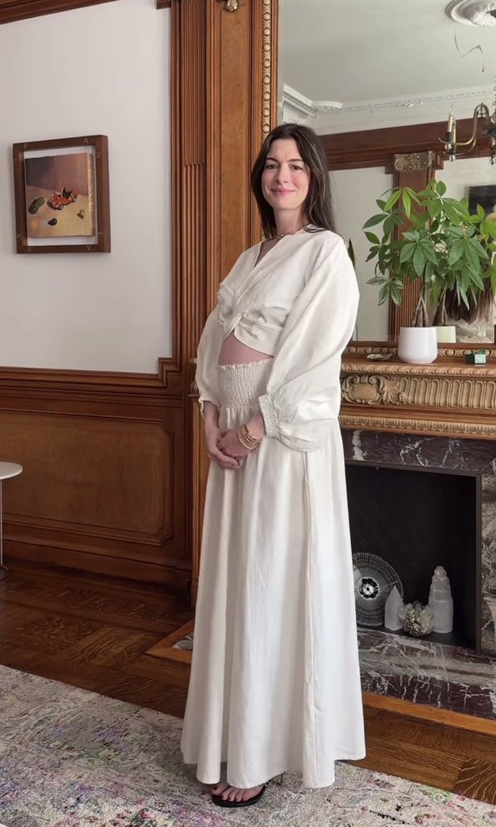 MediumSizeMeech's tweet photo. ANNE HATHAWAY PREGNANT!!! https://t.co/NrbEDUJ3Sx