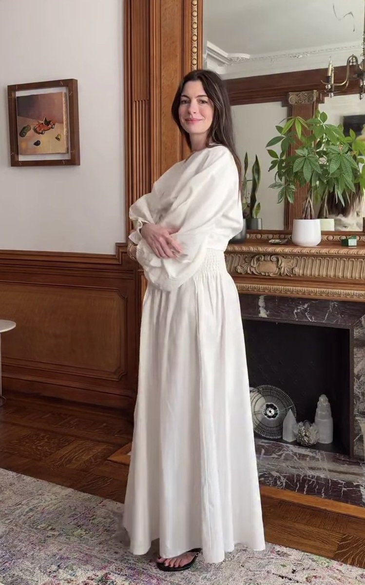 MediumSizeMeech's tweet photo. ANNE HATHAWAY PREGNANT!!! https://t.co/NrbEDUJ3Sx