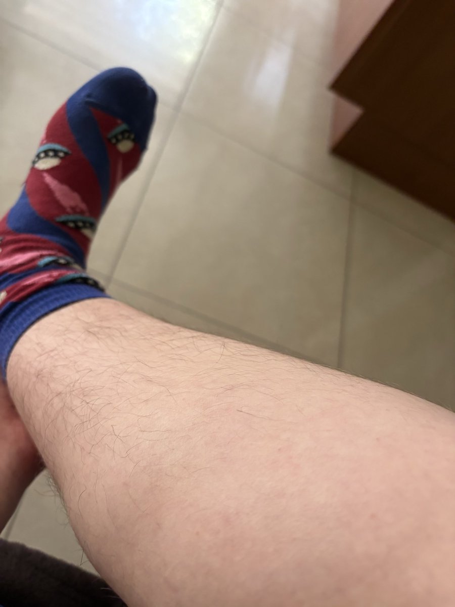 JulieMeme's tweet photo. @brvnebb hairy leg squad rise up https://t.co/w8NLIBrefX