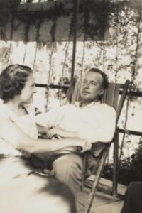 DanniSr8's tweet photo. 🌿On transforme sa main en la mettant dans une autre.

Paul Éluard  / Poésie ininterrompue 

Éluard et Cécile, fille d’Eluard et Gala https://t.co/8Z9nXfUgOO