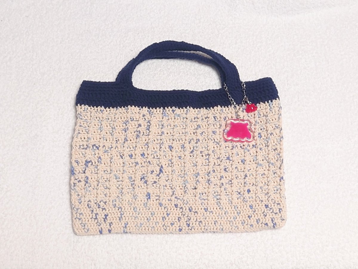 roa_handmade_'s tweet photo. ミニワッフルバッグ

使用毛糸
セリア
・ノハナ　
NO.6 　5玉

・マリーナブークレー
no.3　  2玉
         
使用かぎ針　4号

バッグチャーム
セリア　メンダコモールド
(ミニメンダコは型から自作) https://t.co/DkXOJJZ5cE