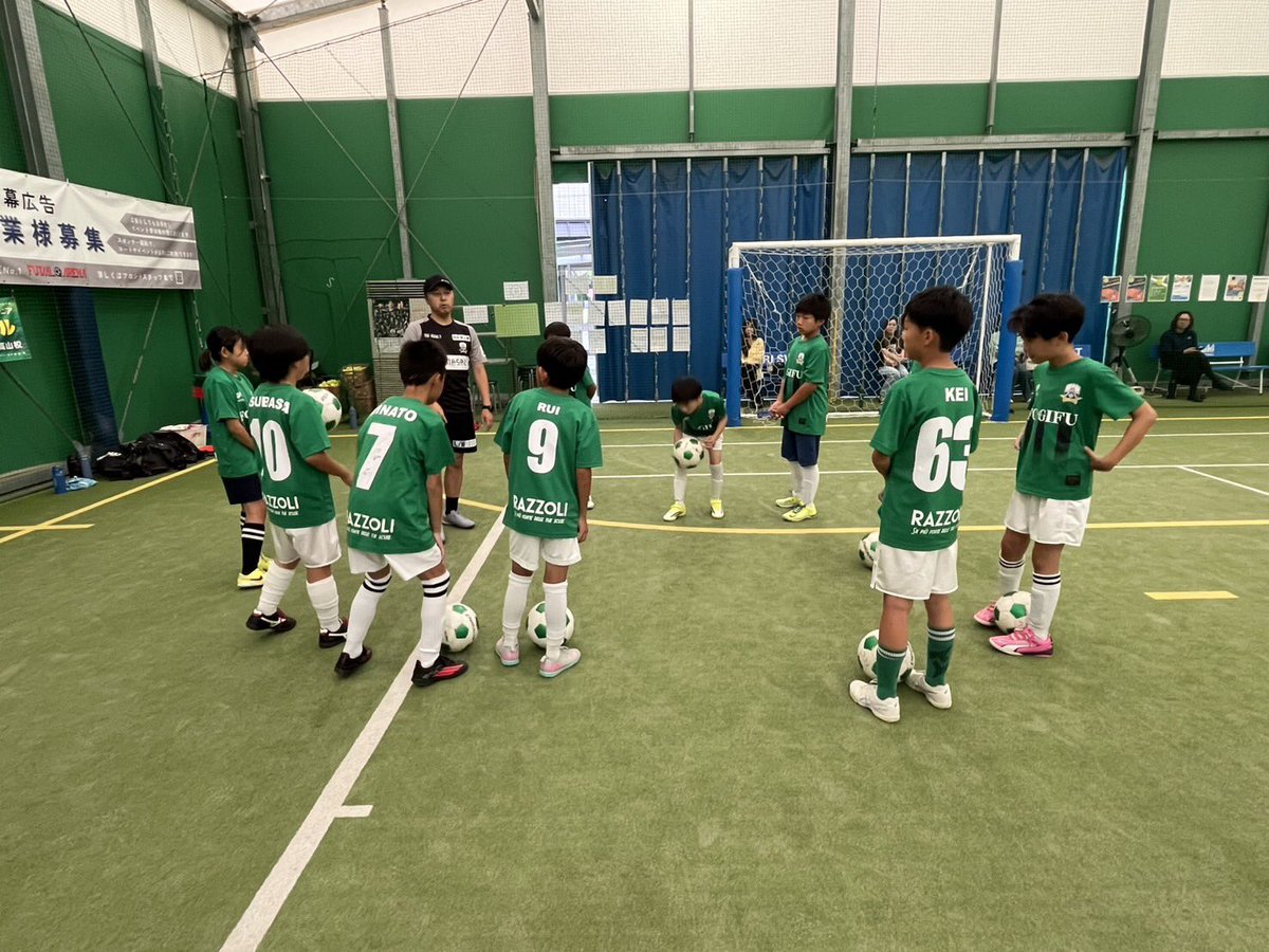 FCGIFU_school's tweet photo. テクニッククラスと大人スクールエンジョイクラスがありました😊仲間づくりや健康増進にオススメ👍
ガチクラスは満員です🙇‍♂️

岐阜校　金曜日　\大募集✨/
👦1年-6年テクニック&amp;大人スクール
🕔16:30〜　大人19:40〜
🏟️フットサルアリーナ岐阜

#FC岐阜 
#サッカースクール 
#大人サッカースクール https://t.co/foBcMz1Cj4