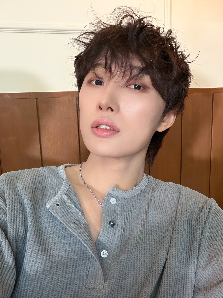 OmegaX_members's tweet photo. [#OX]

오늘 컴백라이브 잼썼다! 
내일봐🫶

#OMEGA_X #오메가엑스
#재한 #JAEHAN https://t.co/nXgcNnvSK1