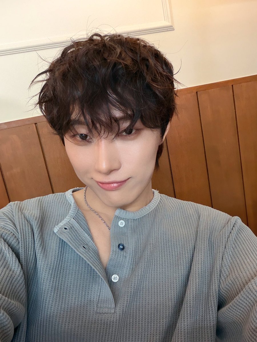 OmegaX_members's tweet photo. [#OX]

오늘 컴백라이브 잼썼다! 
내일봐🫶

#OMEGA_X #오메가엑스
#재한 #JAEHAN https://t.co/nXgcNnvSK1