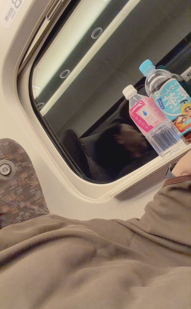0926Hg's tweet photo. 東京駅に着いた🥹
6時間も新幹線にw
ブランケットにくるまりねてた🐑💤 https://t.co/4BJusrRvxu