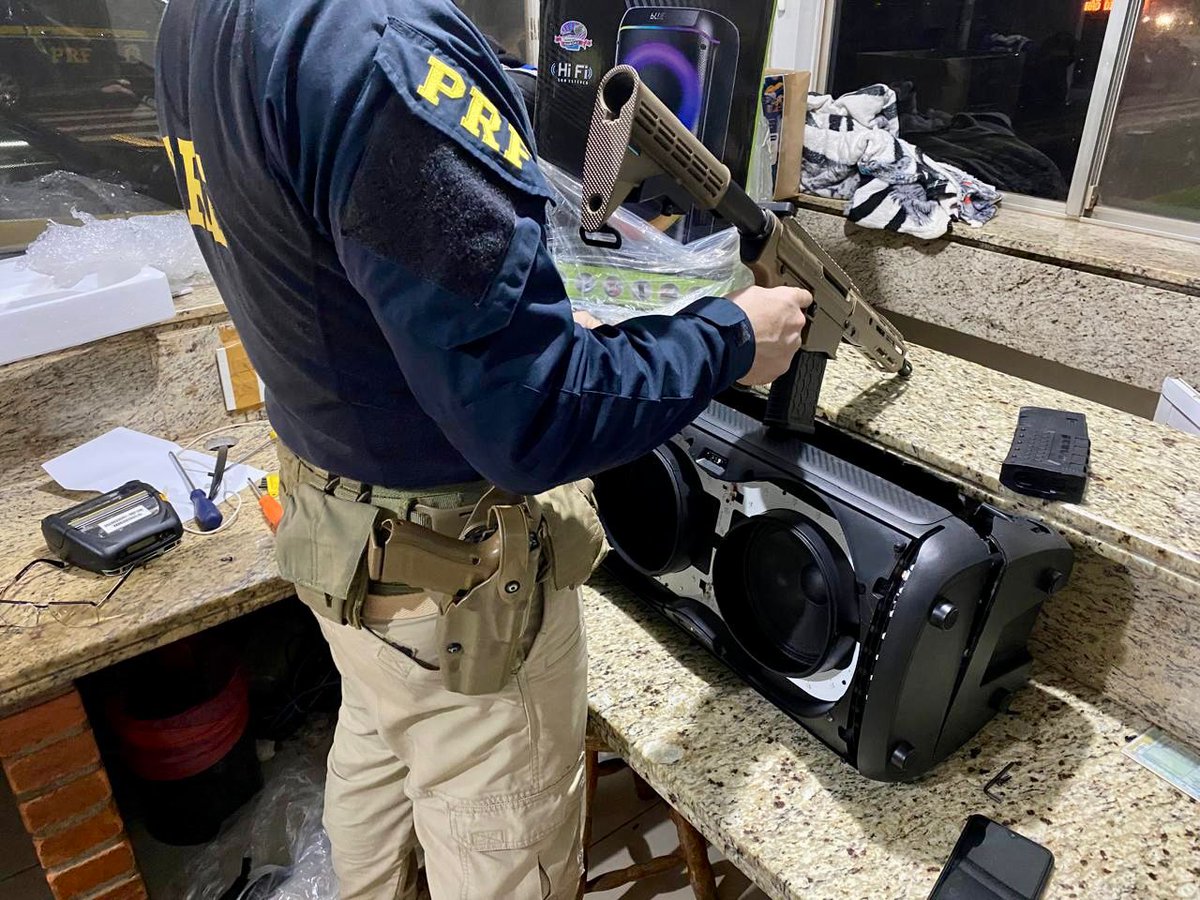 FernandoCesar's tweet photo. Ao verificar os pertences do passageiro, os policiais desconfiaram da caixa. Diante da suspeita, o objeto foi submetido a uma fiscalização minuciosa. Após a desmontagem, a equipe localizou o fuzil. O crime de tráfico internacional de arma de fogo tem pena de até 16 anos de prisão https://t.co/brk7PIsOWT