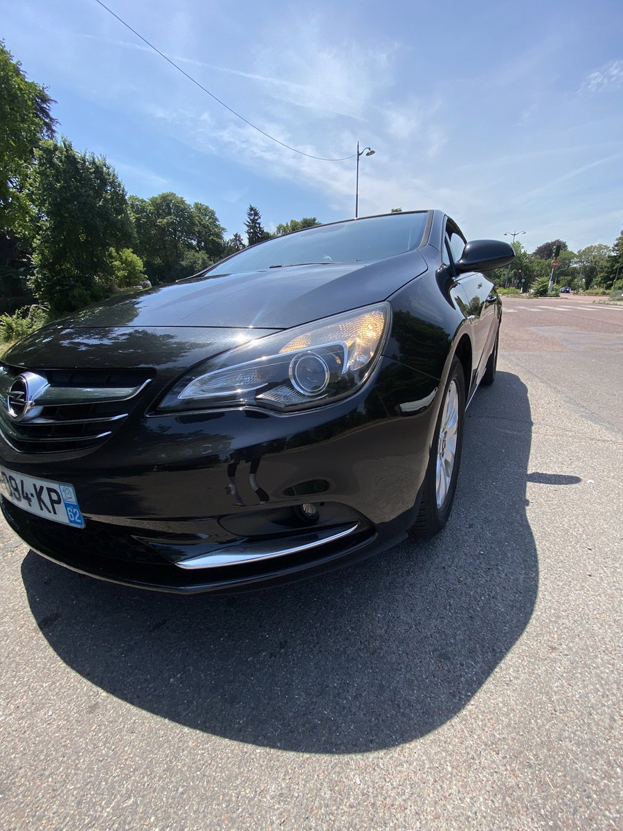 vrihen0's tweet photo. **COLLECTOR**

Vehicule encore neuf

Opel cascada 2014 (cabriolet)
80 k km d’origine 
Essence manuelle 6vit
1.4 140ch et 8cv
Elle est rare surtout dans cet état 
9800€
Entretien à jour et rien à signaler 
Factures disponibles 

C’EST L’ÉTÉ 🤩 https://t.co/AXEzgAtOJG