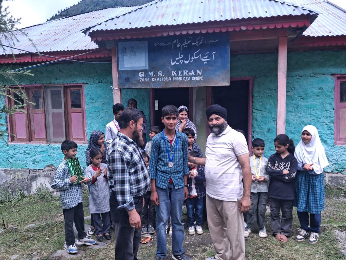 Sentinelofkeran's tweet photo. Fostering creativity and nurturing young talent, the Indian Army conducted a Drawing &amp; Painting Competition on the theme “Vibrant Kashmir” in the remote region of Keran. The enthusiastic participation of students reflected their imagination and pride in Kashmir’s rich heritage. https://t.co/wa6ToLAkWI