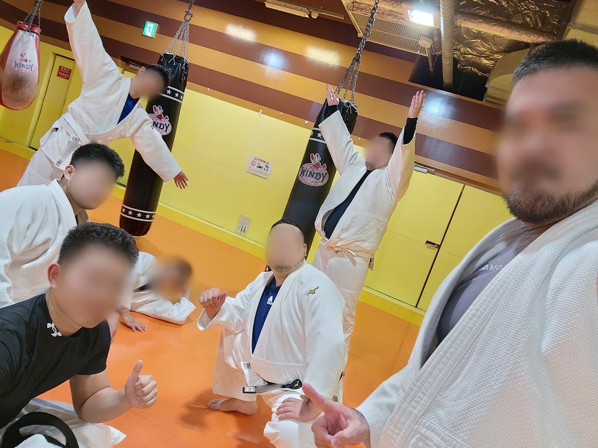JUDO_346's tweet photo. 今日は恒例になってきました
平日の寝技講習会でした！

黒帯5名、白帯2名の計7名参加。
今までの会場とはうって変わって、
とても広くてテンションあがりました😊

回数を重ねると、出来ることも増えて楽しくなりますね！

明日は通常稽古頑張りましょう！ https://t.co/HW1hQsWwAB