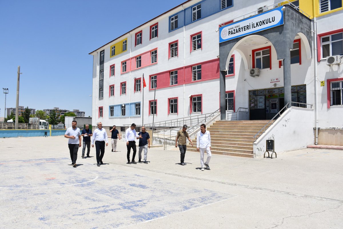 BatmanilMEM's tweet photo. İl Müdürümüz Pazaryeri İlkokulunu Ziyaret Etti

İl Millî Eğitim Müdürümüz Yaşar Ciğer, Pazaryeri İlkokulunu ziyaret ederek okulda incelemelerde bulundu.

Ziyaret kapsamında okulun fiziki alanlarını gezen İl Müdürümüz, okul öncesi öğrenciler için oluşturulan oyun ve etkinlik bahçesini de inceleyerek yapılan çalışmalar hakkında okul yöneticilerinden bilgi aldı.

Öğrencilerin gelişimlerini destekleyecek eğitim ortamlarının önemine vurgu yapan İl Müdürümüz, okulda yürütülen çalışmaların hayırlı olmasını temenni etti.

İl Müdürümüzün ziyaretine, İl Millî Eğitim Müdür Yardımcısı Mustafa Arslan eşlik etti.

@tcmeb @Yusuf__Tekin @batmanvaliligi @yasarciger