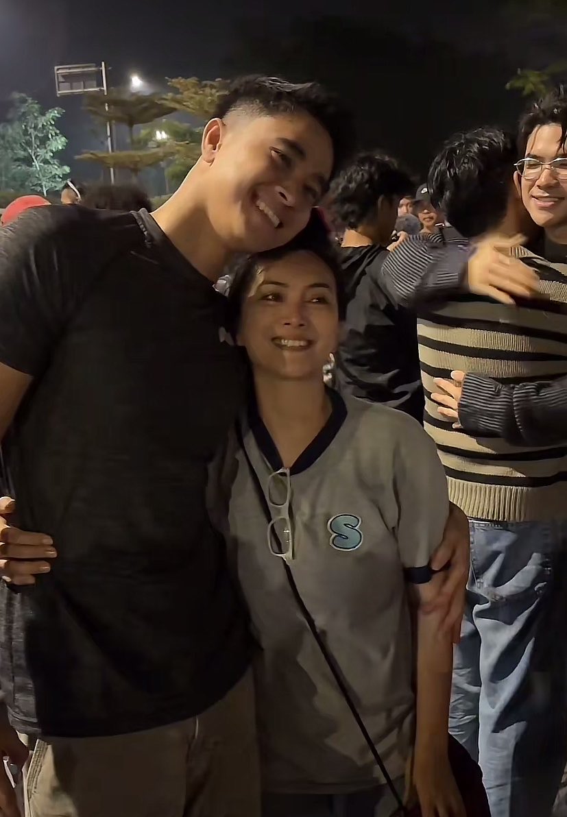 woonescent's tweet photo. Mamam nangis, Rayn nangis
Tante Sylvia nangis, Yesaya nangis

Terharu banget liat kekeluargaan mereka semua :(
#BeriCintaWaktu https://t.co/v3Ayim3DYs