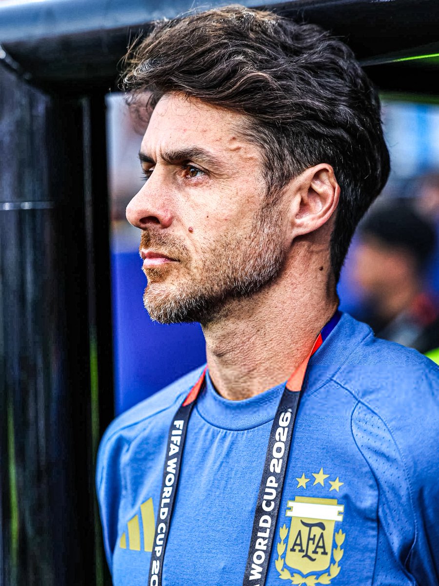 dataref_ar's tweet photo. 🇦🇷 “INTENTAMOS GENERAR RECUERDOS LINDOS MÁS ALLÁ DE LO DEPORTIVO. EL BUEN AMBIENTE Y LA BUENA VIBRA ES FUNDAMENTAL”

👤 Pablo Aimar, ayudante de campo de la Selección Argentina, sobre cómo viven el día a día en una Copa del Mundo:

“Lo que sentimos todos de estar hace varios años en la Selección, tanto en juveniles como mayores, es donde queremos estar. Que ese sentimiento y esa manera de encarar la situación haya sido coronada con triunfos, títulos y alegrías es como no sé, no sé si hay algo más arriba que esto. Nos hace inmensamente felices.

Es importante al momento porque no solo estás jugando lo máximo a lo que podés aspirar que es un Mundial, sino que también estás viviendo. Nosotros lo vemos y lo pensamos así, intentamos generar recuerdos lindos más allá de lo deportivo. 

Obviamente que lo que más queremos es que las cosas deportivas salgan bien, pero es importante por el camino. Después el fútbol puede terminar de una forma o de otra, pero sino perdiste 30 o 40 días de tu vida. 

El buen ambiente y la buena vibra para nosotros es fundamental. Además de estar compitiendo, estamos pasando tiempo de nuestras vidas”.

🎙️: @FIFAWorldCup.