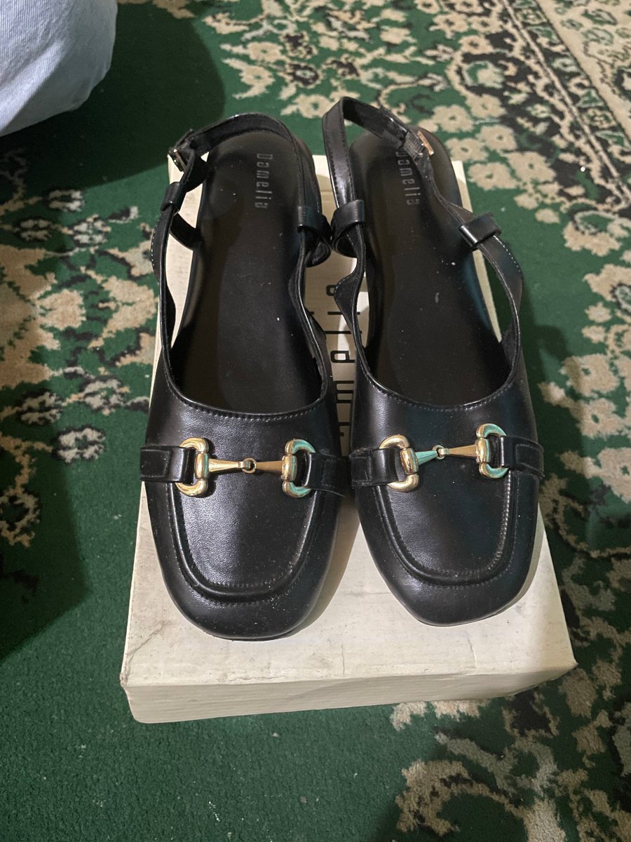 sitsober's tweet photo. wts flatshoess cuman 100k ajaaa dpt semuanya!! gabisa beli satuan yaaaaa, bisa cod malang kota dan sekitarnya <3 (oiya ini preloved ya) 

#preloved #flatshoes #wts https://t.co/pyIEq0m6kr