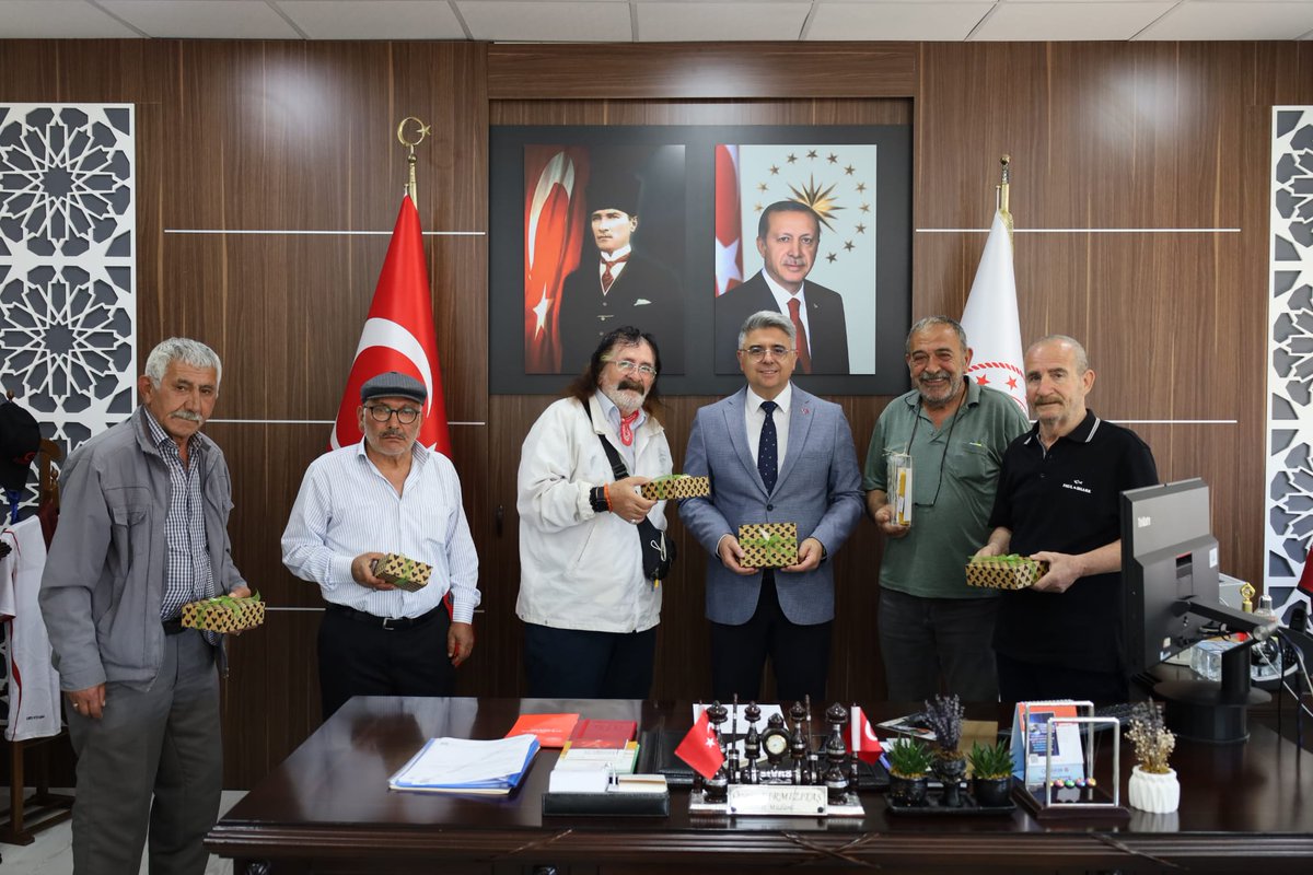 sivasavsh's tweet photo. Babalar Günü vesilesiyle Sivas Huzurevi Yaşlı Bakım ve Rehabilitasyon Merkezi Müdürlüğü'nde kalan hürmet makamının sahibi kıymetli büyüklerimiz, İl Müdürümüz Özgür Kırmızıtaş’ı ziyaret ederek kendi emekleriyle hazırladıkları doğal bal peteği mumlarını hediye ettiler.

Nazik ziyaretleri dolayısıyla kıymetli büyüklerimize teşekkür ediyor, sağlıklı ve huzurlu bir ömür diliyoruz.