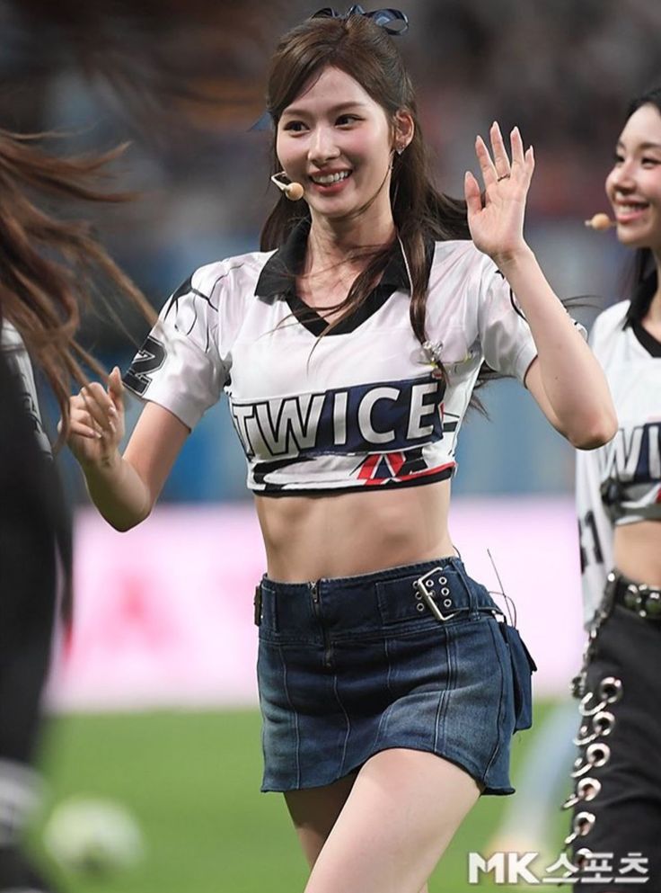 sanacervy's tweet photo. #SANA from #TWICE didn't play with the South Korean team against México in the #2026WorldCup  cause she is Japanese. https://t.co/BqyFcXrV65